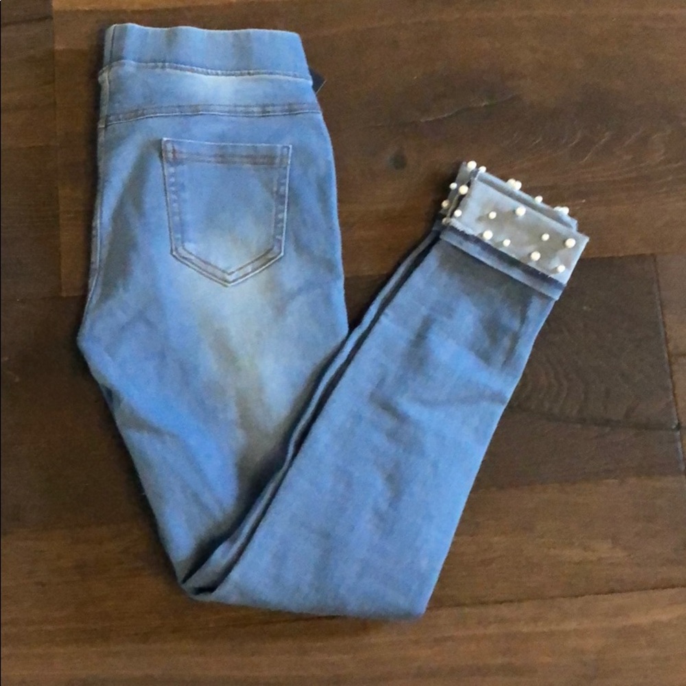 Jeggings with pearl detail on the cuff
